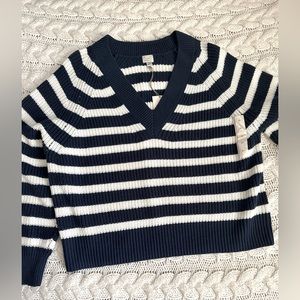 ✨A New Day Women V-Neck long sleeve sweater, in good/fair condition with tags.✨